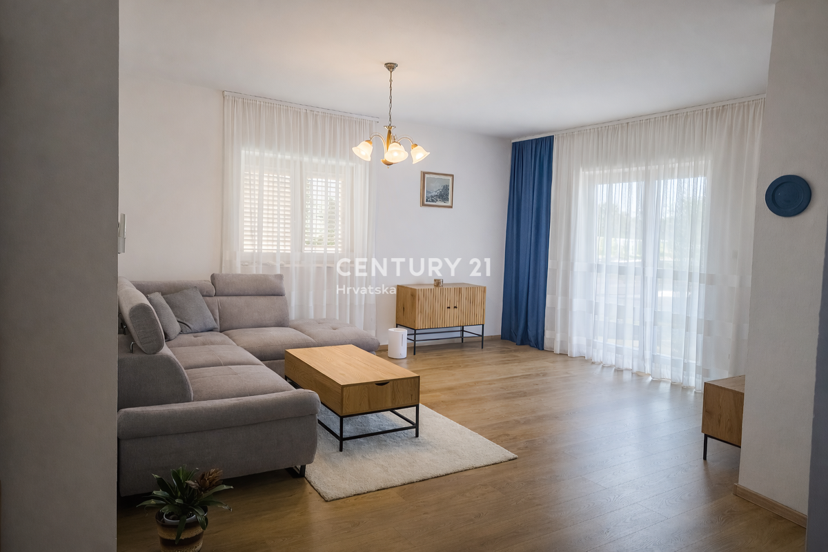 ZADAR, BRIŠEVO, DRUŽINSKA HIŠA Z DVORIŠČEM, 145 M2, POPOLNOMA PRENOVLJENA, OPREMLJENA IN TAKOJ ZASELJIVA