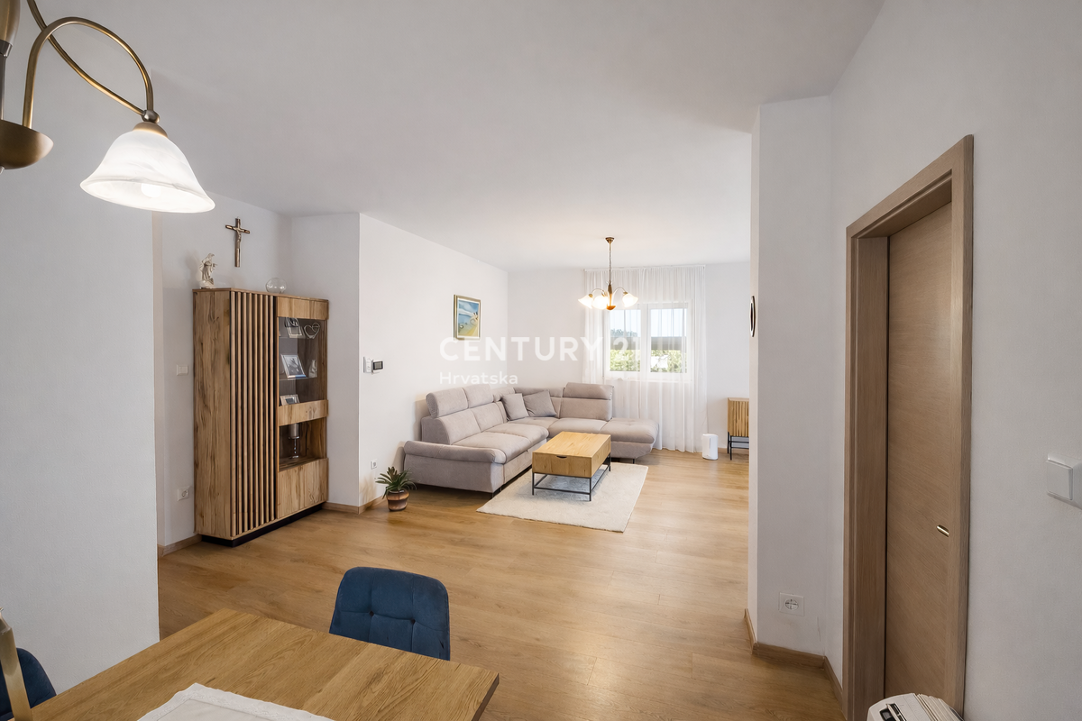 ZADAR, BRIŠEVO, DRUŽINSKA HIŠA Z DVORIŠČEM, 145 M2, POPOLNOMA PRENOVLJENA, OPREMLJENA IN TAKOJ ZASELJIVA