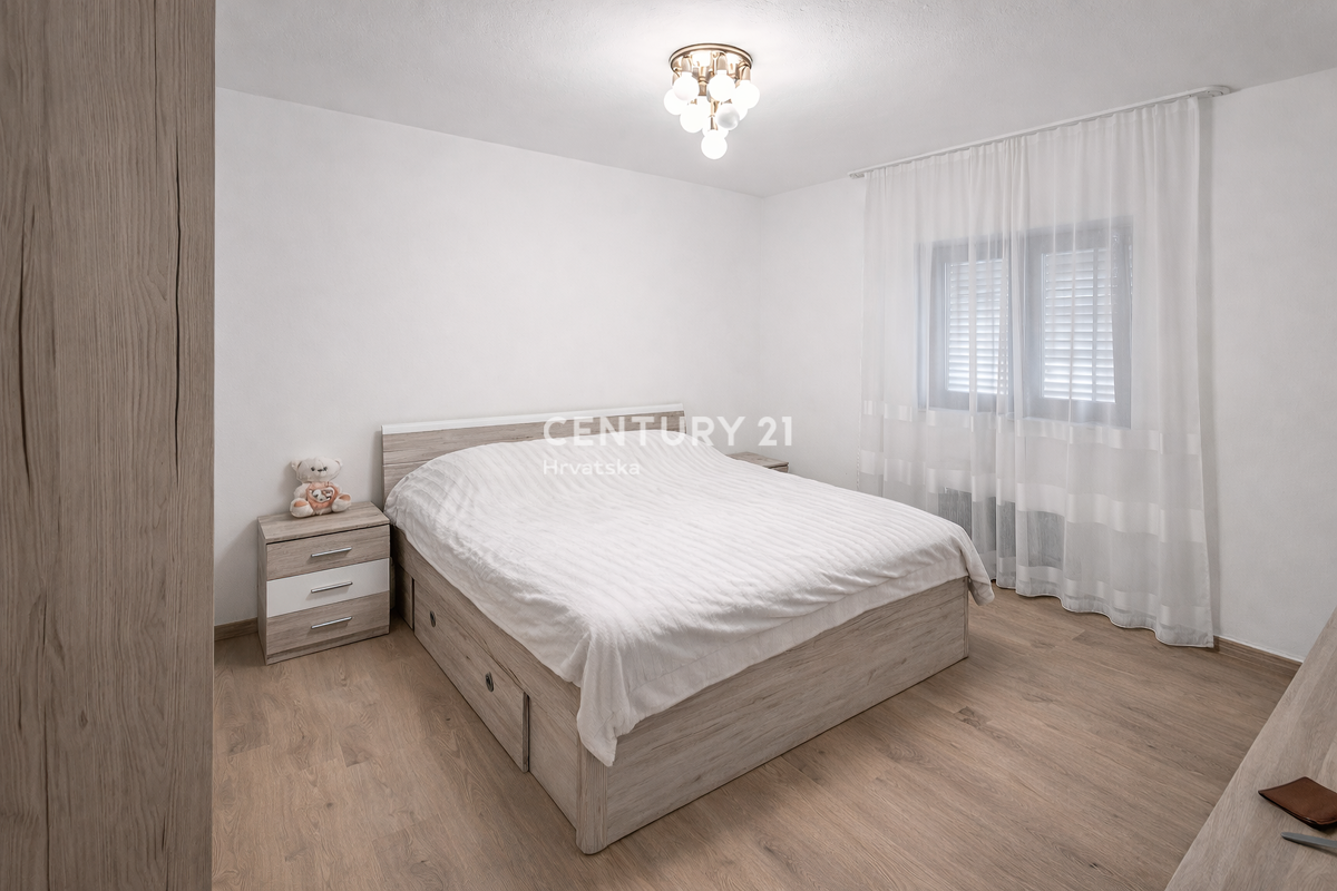 ZADAR, BRIŠEVO, DRUŽINSKA HIŠA Z DVORIŠČEM, 145 M2, POPOLNOMA PRENOVLJENA, OPREMLJENA IN TAKOJ ZASELJIVA