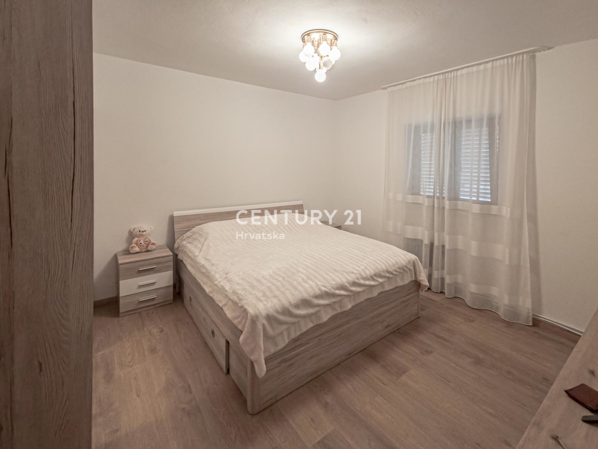 ZADAR, BRIŠEVO, DRUŽINSKA HIŠA Z DVORIŠČEM, 145 M2, POPOLNOMA PRENOVLJENA, OPREMLJENA IN TAKOJ ZASELJIVA