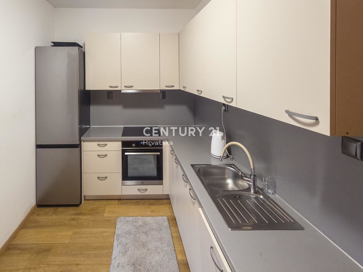 ZADAR, BRIŠEVO, DRUŽINSKA HIŠA Z DVORIŠČEM, 145 M2, POPOLNOMA PRENOVLJENA, OPREMLJENA IN TAKOJ ZASELJIVA