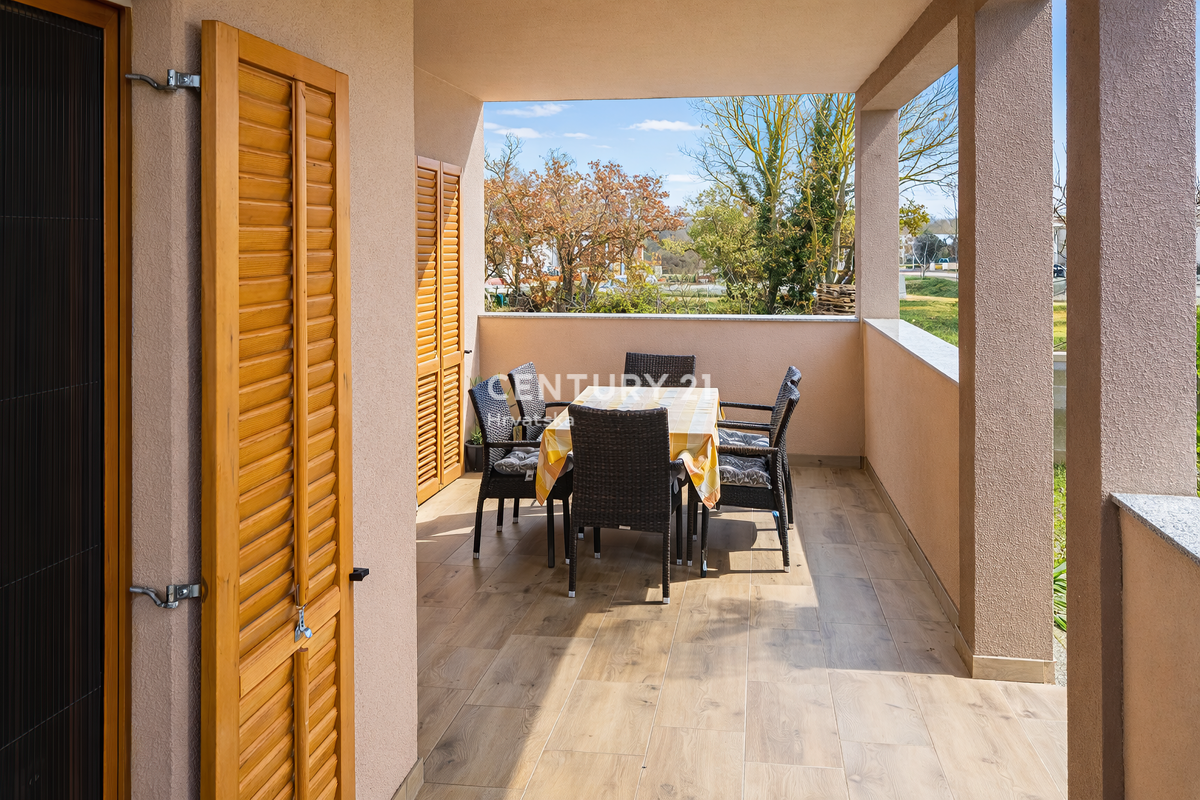 ZADAR, BRIŠEVO, DRUŽINSKA HIŠA Z DVORIŠČEM, 145 M2, POPOLNOMA PRENOVLJENA, OPREMLJENA IN TAKOJ ZASELJIVA