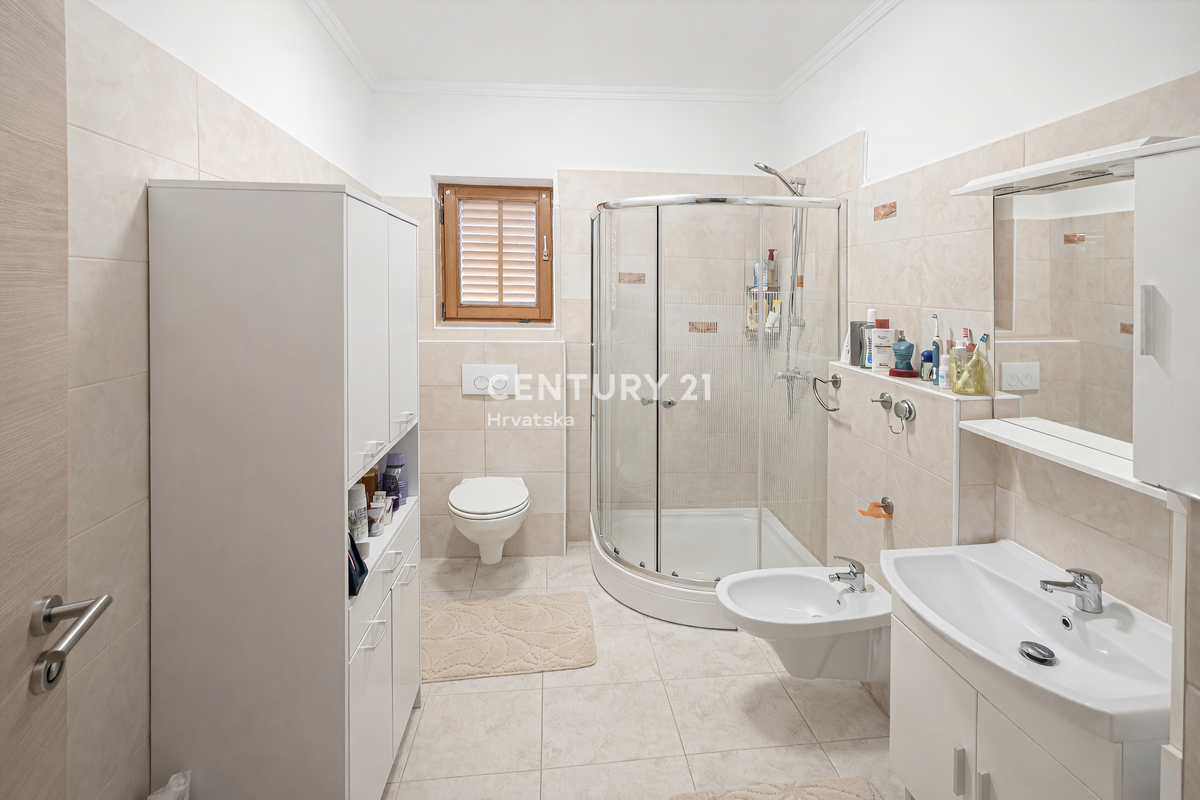 ZADAR, BRIŠEVO, DRUŽINSKA HIŠA Z DVORIŠČEM, 145 M2, POPOLNOMA PRENOVLJENA, OPREMLJENA IN TAKOJ ZASELJIVA