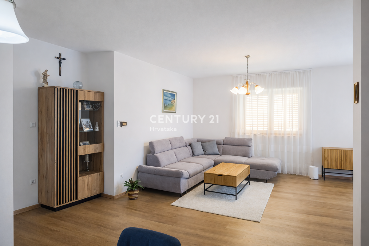 ZADAR, BRIŠEVO, DRUŽINSKA HIŠA Z DVORIŠČEM, 145 M2, POPOLNOMA PRENOVLJENA, OPREMLJENA IN TAKOJ ZASELJIVA