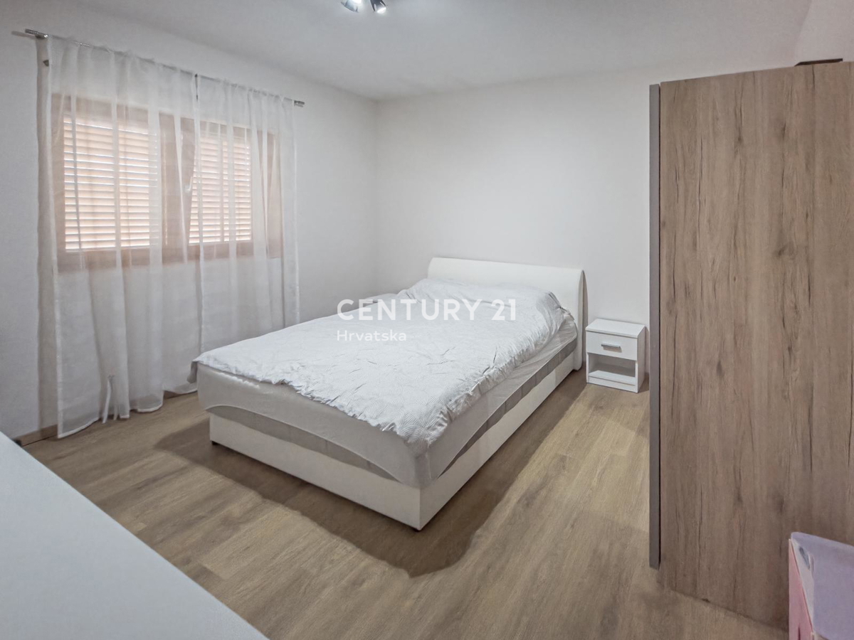 ZADAR, BRIŠEVO, DRUŽINSKA HIŠA Z DVORIŠČEM, 145 M2, POPOLNOMA PRENOVLJENA, OPREMLJENA IN TAKOJ ZASELJIVA