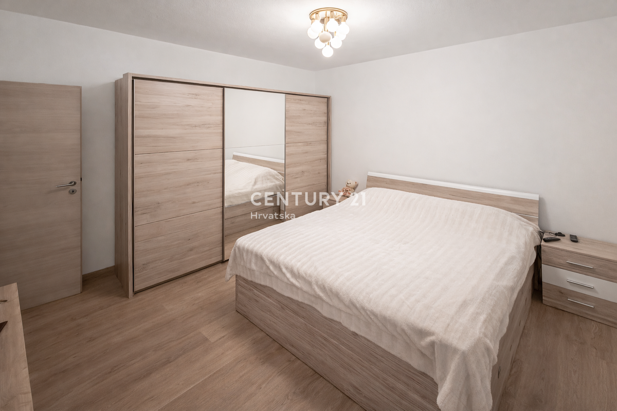 ZADAR, BRIŠEVO, DRUŽINSKA HIŠA Z DVORIŠČEM, 145 M2, POPOLNOMA PRENOVLJENA, OPREMLJENA IN TAKOJ ZASELJIVA