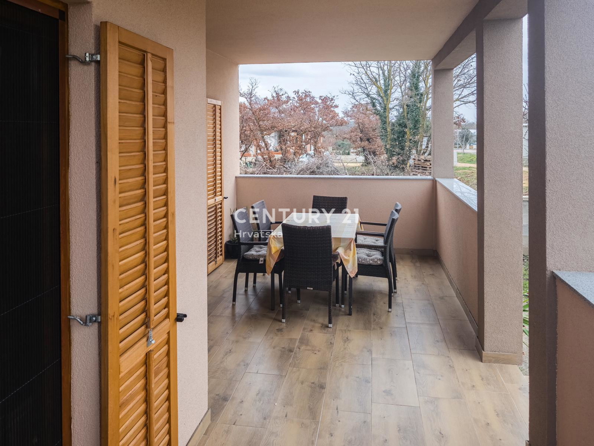 ZADAR, BRIŠEVO, DRUŽINSKA HIŠA Z DVORIŠČEM, 145 M2, POPOLNOMA PRENOVLJENA, OPREMLJENA IN TAKOJ ZASELJIVA