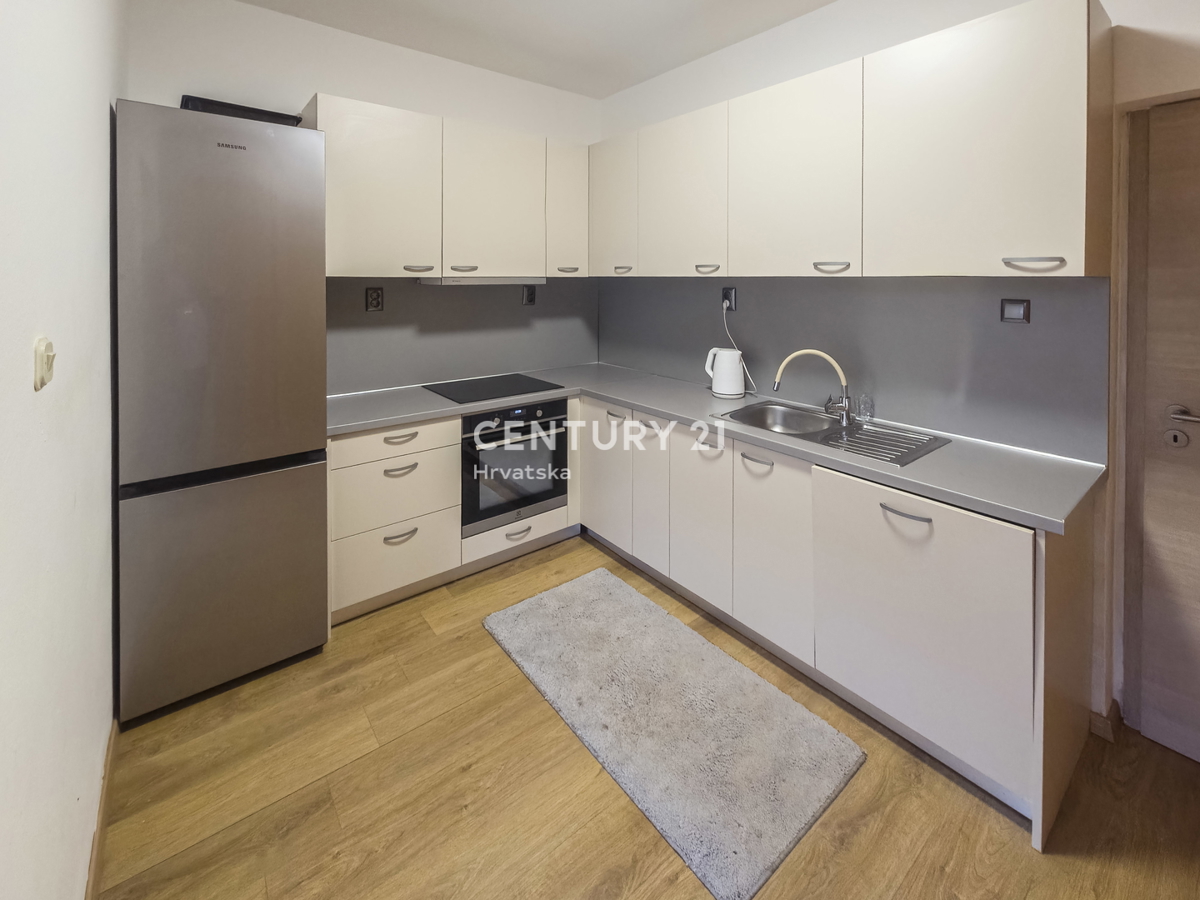 ZADAR, BRIŠEVO, DRUŽINSKA HIŠA Z DVORIŠČEM, 145 M2, POPOLNOMA PRENOVLJENA, OPREMLJENA IN TAKOJ ZASELJIVA