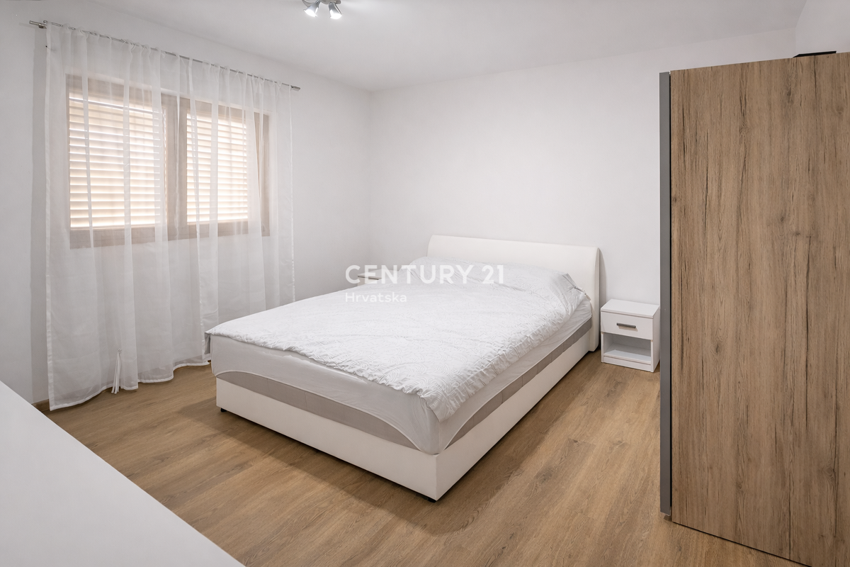 ZADAR, BRIŠEVO, DRUŽINSKA HIŠA Z DVORIŠČEM, 145 M2, POPOLNOMA PRENOVLJENA, OPREMLJENA IN TAKOJ ZASELJIVA