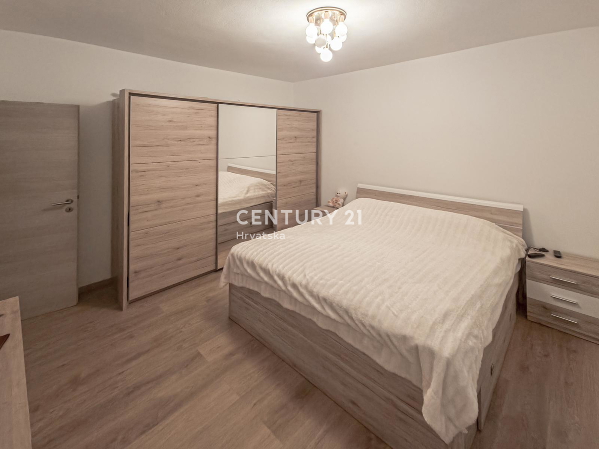 ZADAR, BRIŠEVO, DRUŽINSKA HIŠA Z DVORIŠČEM, 145 M2, POPOLNOMA PRENOVLJENA, OPREMLJENA IN TAKOJ ZASELJIVA