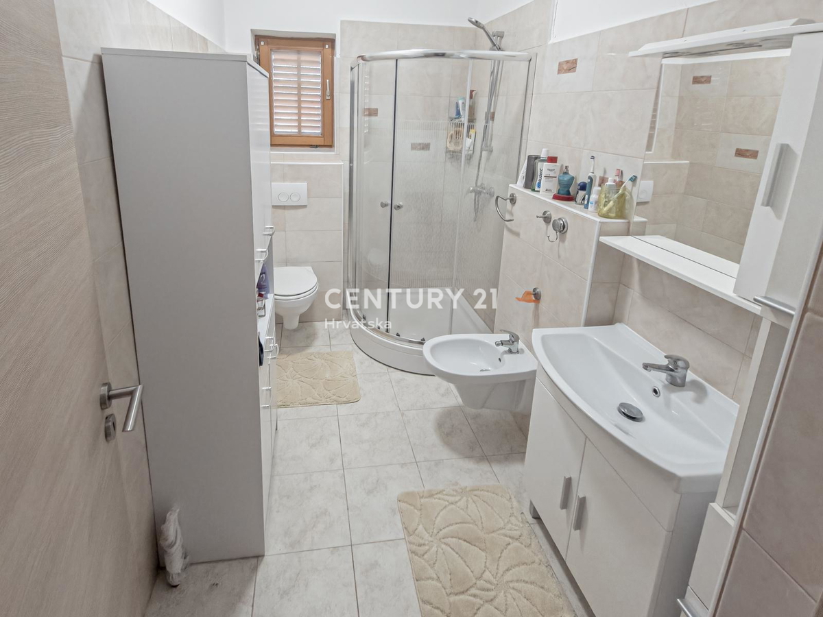 ZADAR, BRIŠEVO, DRUŽINSKA HIŠA Z DVORIŠČEM, 145 M2, POPOLNOMA PRENOVLJENA, OPREMLJENA IN TAKOJ ZASELJIVA