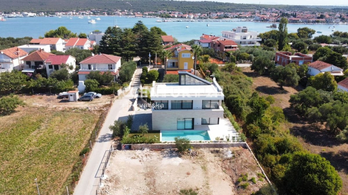 Luksuzna vila s bazenom in krovno teraso, 100 m od morja - Sukošan