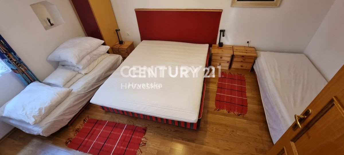Hiša z veliko garažo in pomožnim objektom v središču Tkona, 70 m od plaže