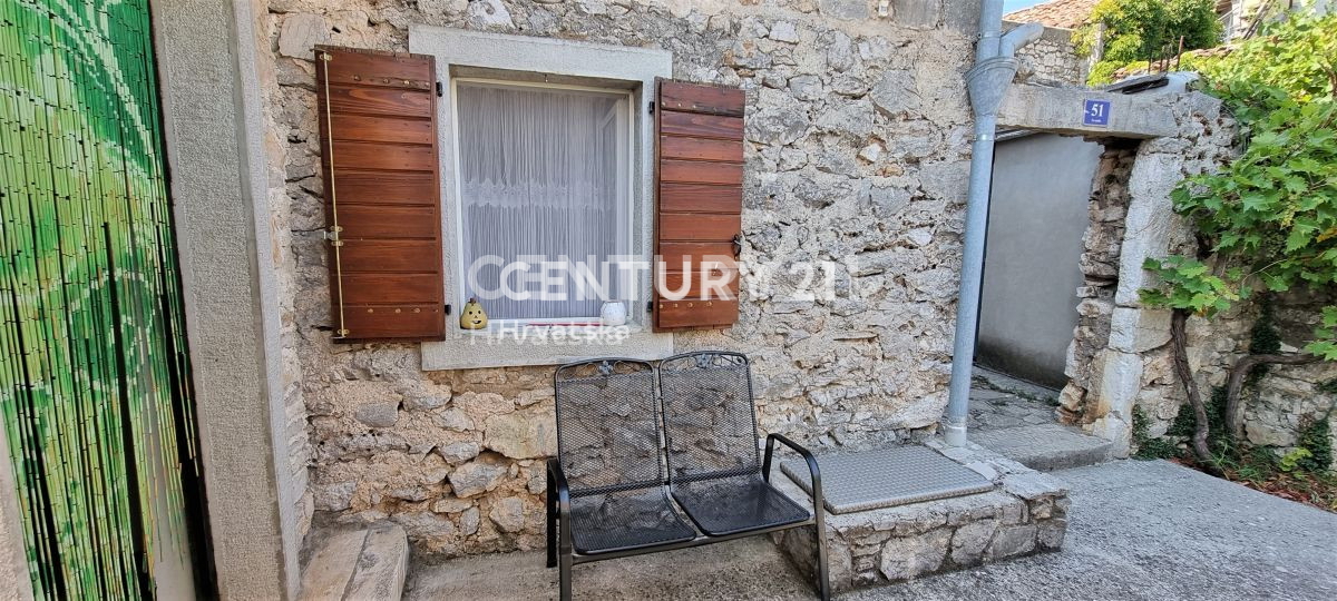 Hiša z veliko garažo in pomožnim objektom v središču Tkona, 70 m od plaže