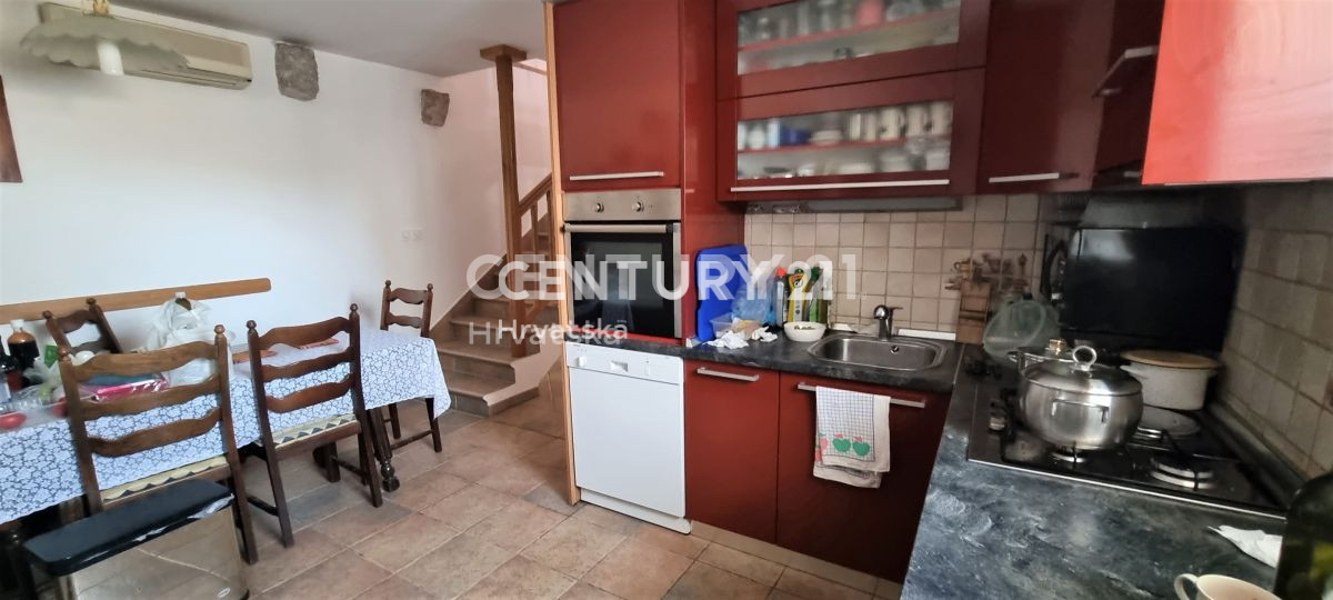 Hiša z veliko garažo in pomožnim objektom v središču Tkona, 70 m od plaže
