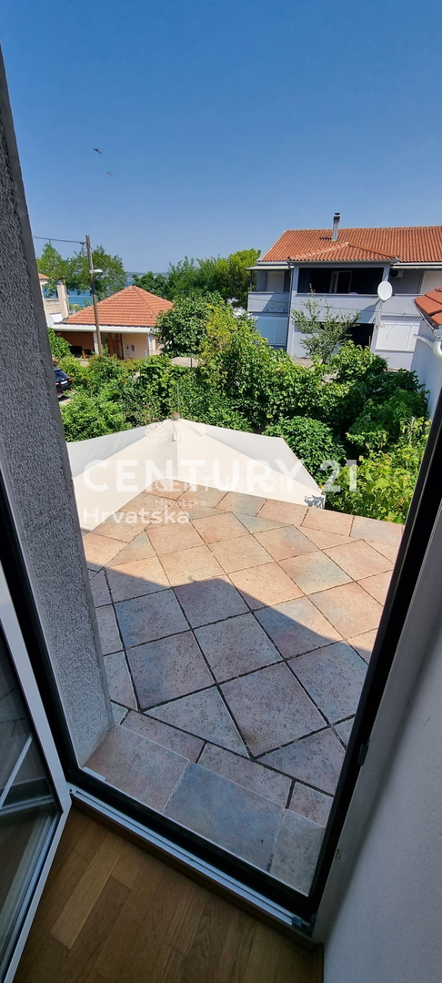 Hiša z veliko garažo in pomožnim objektom v središču Tkona, 70 m od plaže