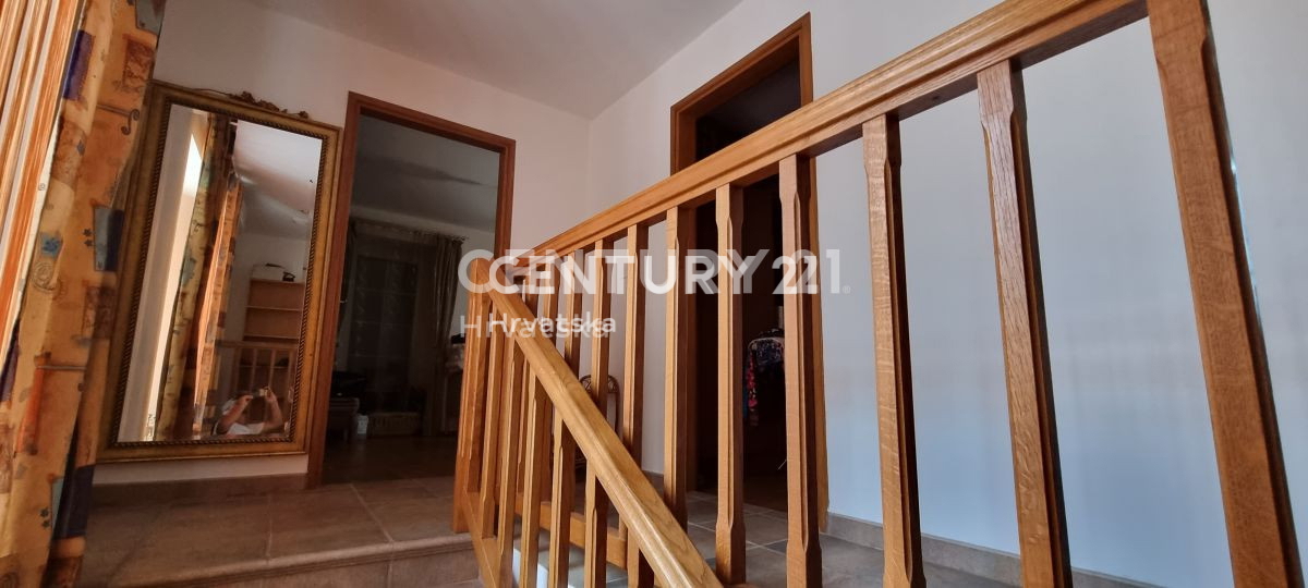 Hiša z veliko garažo in pomožnim objektom v središču Tkona, 70 m od plaže
