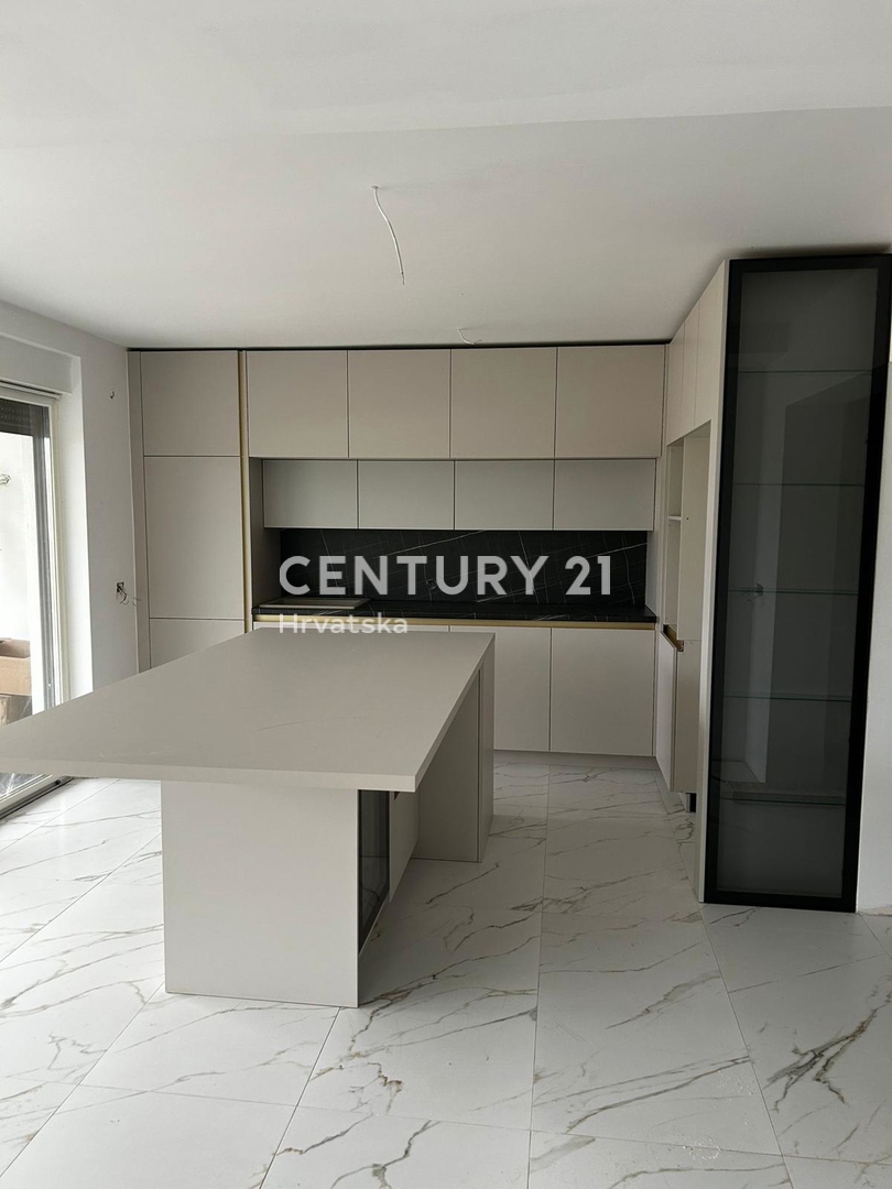 Sveti Filip in Jakob - dvosobno stanovanje v pritličju z vrtom in pogledom na morje