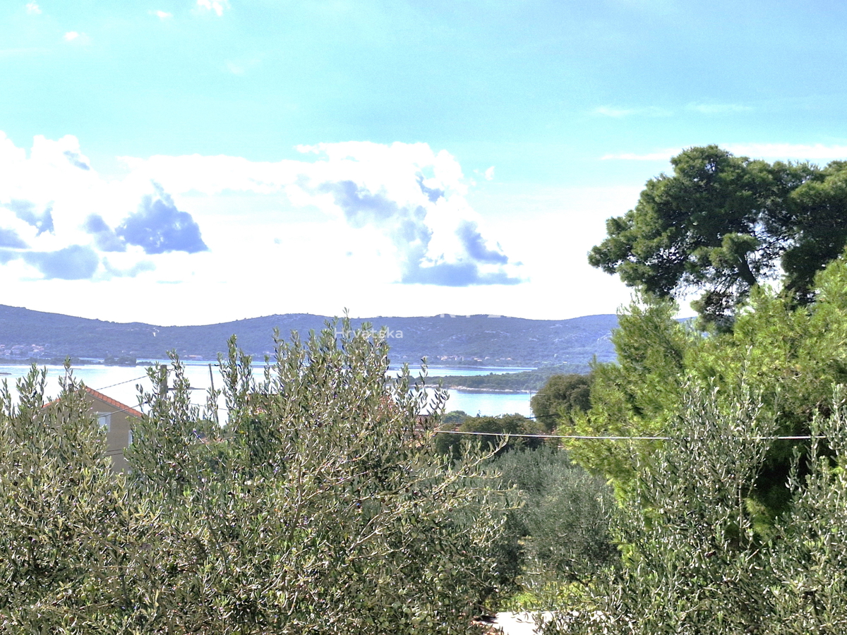 Sveti Filip in Jakob - dvosobno stanovanje v pritličju z vrtom in pogledom na morje