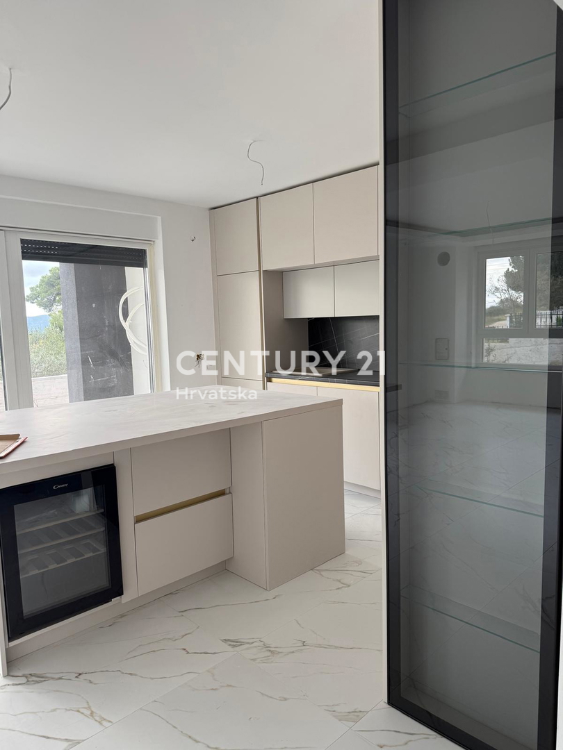 Sveti Filip in Jakob - dvosobno stanovanje v pritličju z vrtom in pogledom na morje