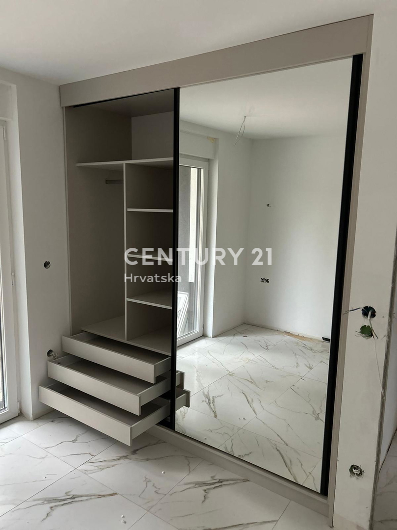 Sveti Filip in Jakob - dvosobno stanovanje v pritličju z vrtom in pogledom na morje