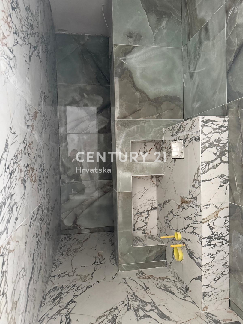 Sveti Filip in Jakob - dvosobno stanovanje v pritličju z vrtom in pogledom na morje