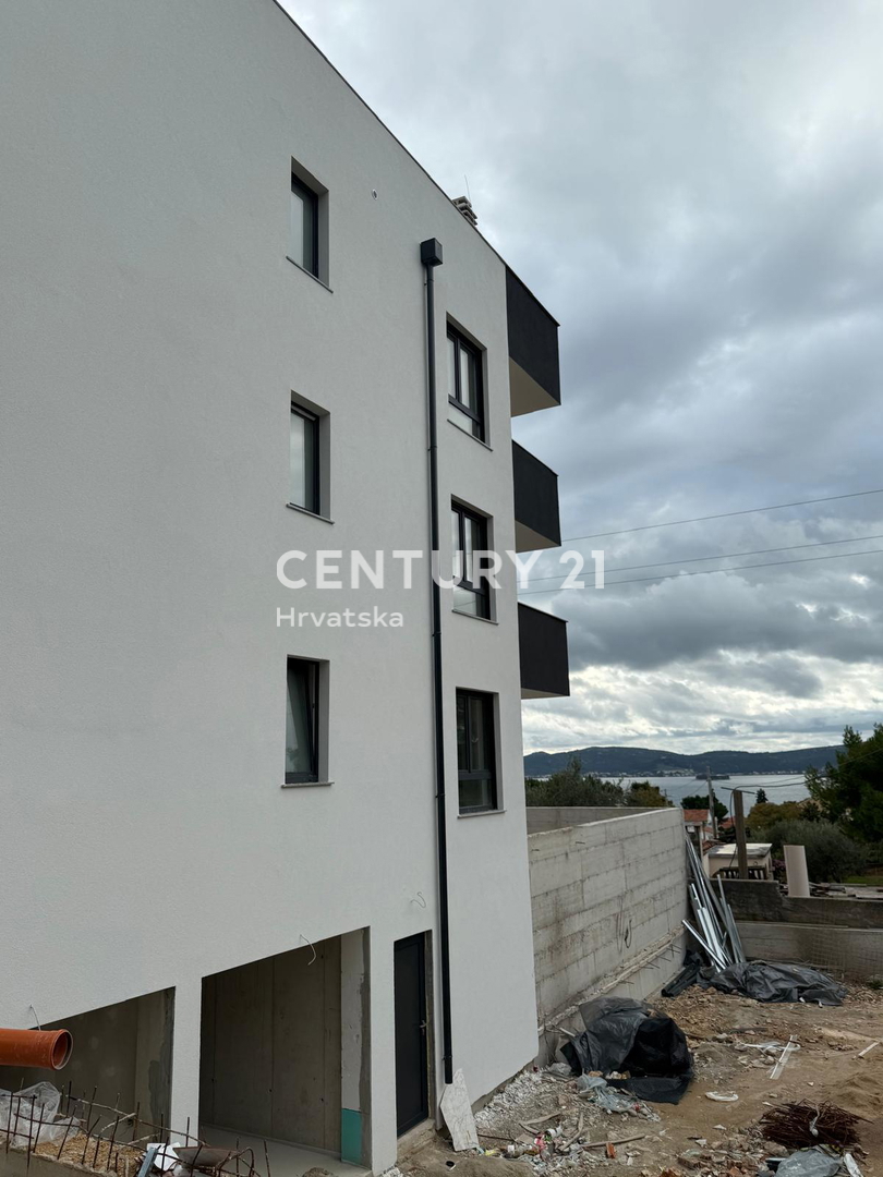 Sveti Filip in Jakob - dvosobno stanovanje v pritličju z vrtom in pogledom na morje