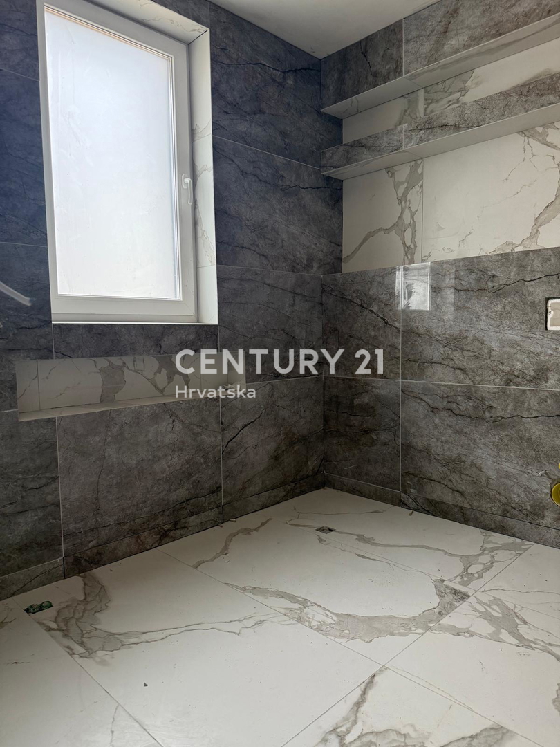 Sveti Filip in Jakob - dvosobno stanovanje v pritličju z vrtom in pogledom na morje