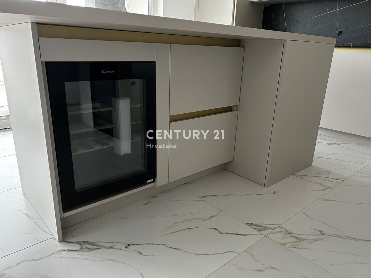 Sveti Filip in Jakob - dvosobno stanovanje v pritličju z vrtom in pogledom na morje