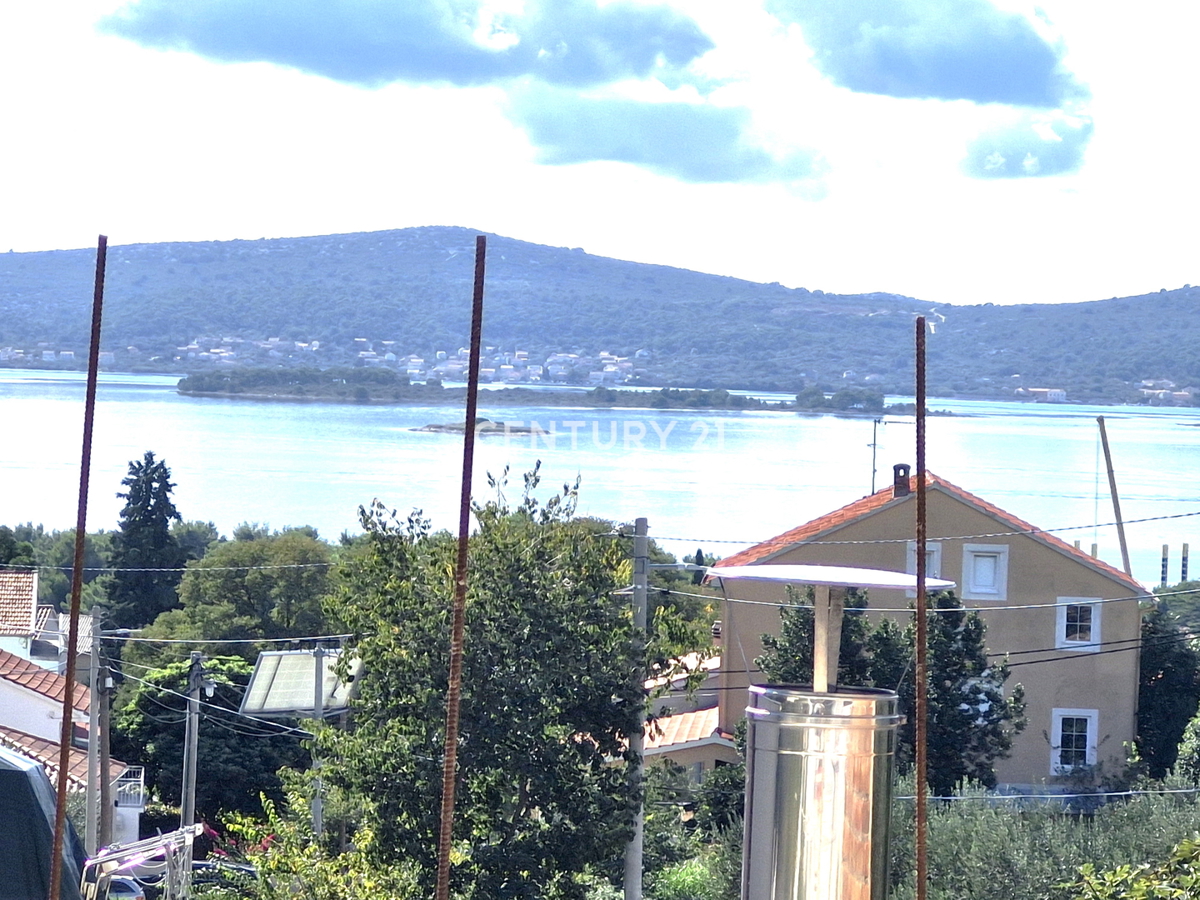 Sveti Filip in Jakob - dvosobno stanovanje v pritličju z vrtom in pogledom na morje