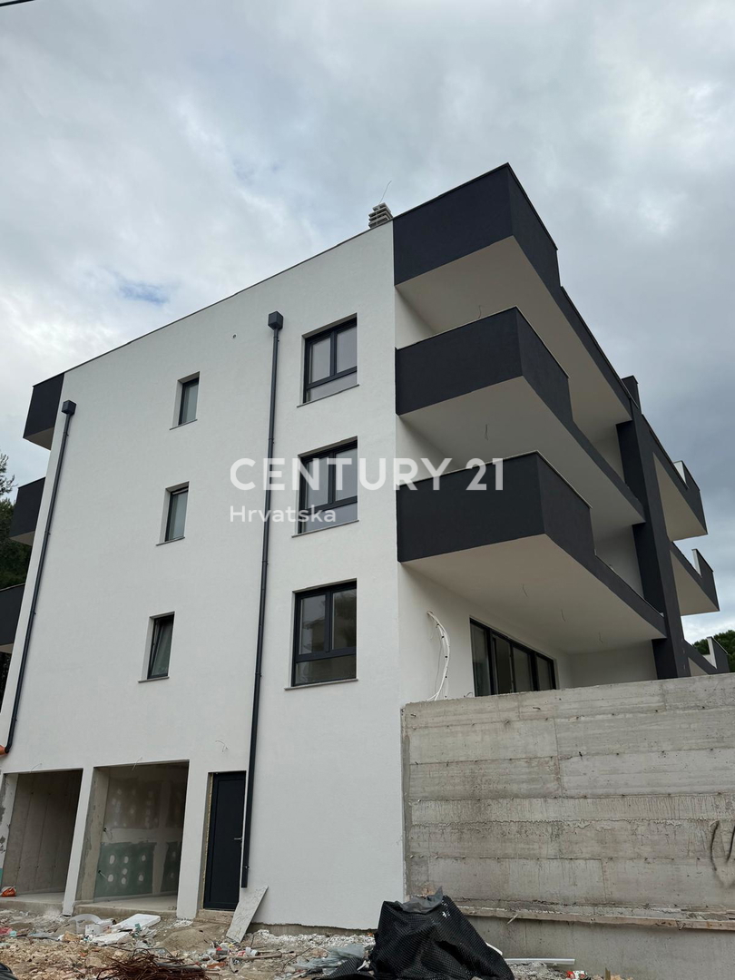 Sveti Filip in Jakob - dvosobno stanovanje v pritličju z vrtom in pogledom na morje