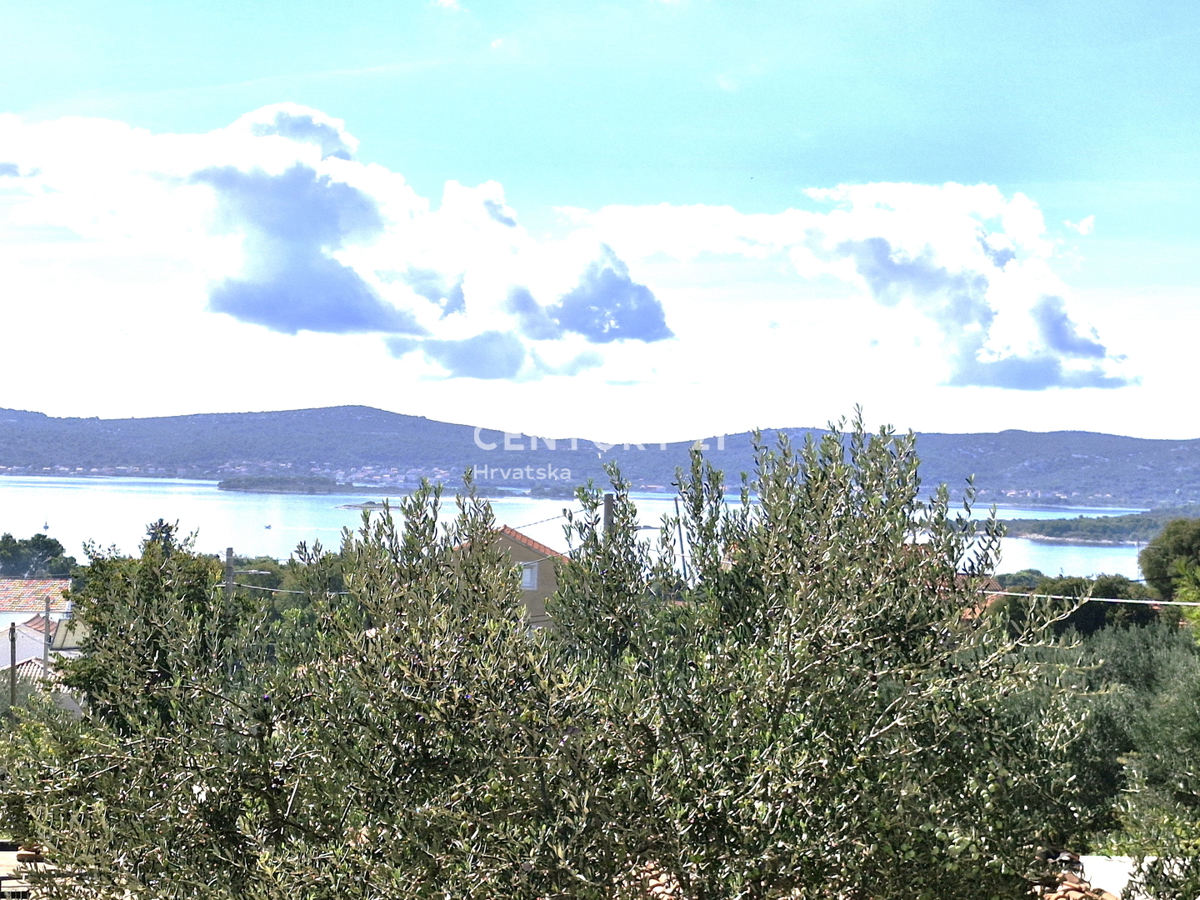 Sveti Filip in Jakob - dvosobno stanovanje v pritličju z vrtom in pogledom na morje