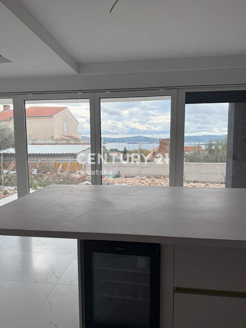 Sveti Filip in Jakob - dvosobno stanovanje v pritličju z vrtom in pogledom na morje