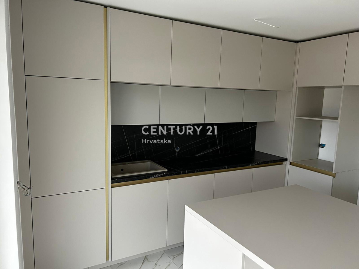 Sveti Filip in Jakob - dvosobno stanovanje v pritličju z vrtom in pogledom na morje