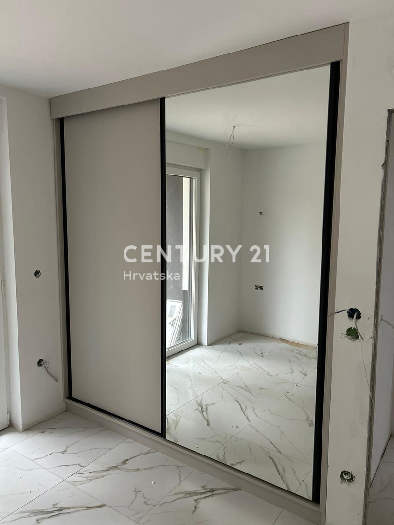 Sveti Filip in Jakob - dvosobno stanovanje v pritličju z vrtom in pogledom na morje