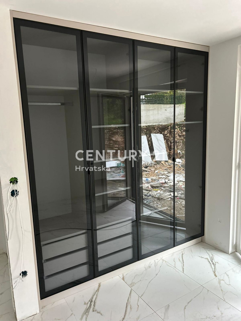 Sveti Filip in Jakob - dvosobno stanovanje v pritličju z vrtom in pogledom na morje