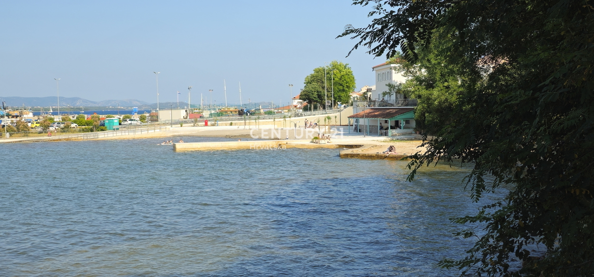 Pašman, Tkon, gradbeno zemljišče površine 700 m2 pravokotne oblike