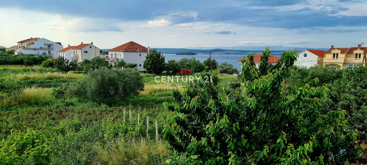 Pašman, Tkon, gradbeno zemljišče površine 700 m2 pravokotne oblike