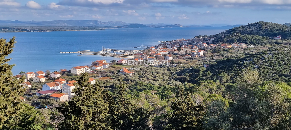 Pašman, Tkon, gradbeno zemljišče površine 700 m2 pravokotne oblike
