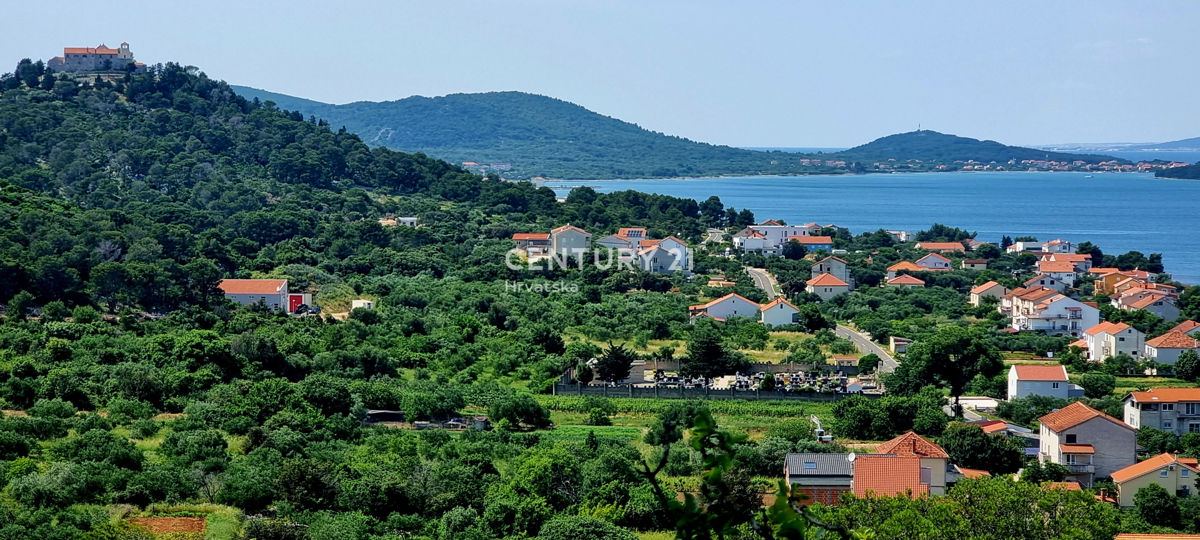 Pašman, Tkon, gradbeno zemljišče površine 700 m2 pravokotne oblike