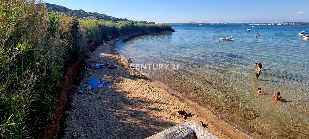 Pašman, Tkon, gradbeno zemljišče površine 700 m2 pravokotne oblike