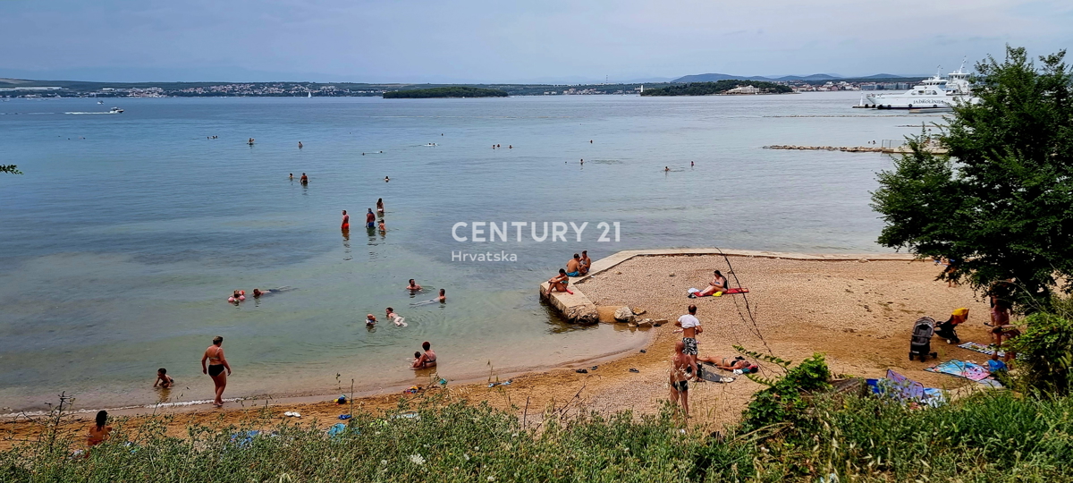 Pašman, Tkon, gradbeno zemljišče površine 700 m2 pravokotne oblike