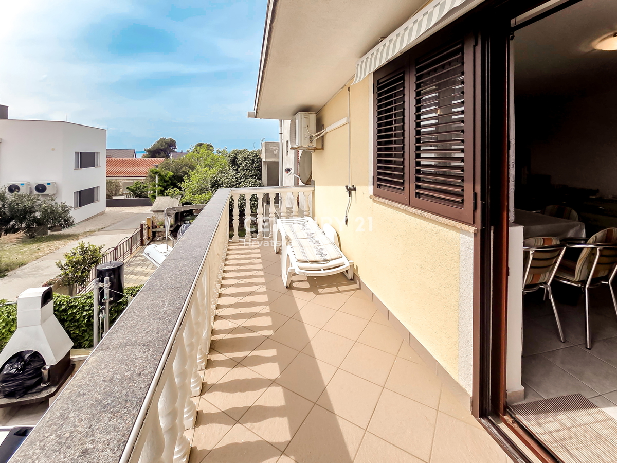 VIR, DVOJNA HIŠA Z DVORIŠČEM, 107 M2 (PRITLIČJE), DVE STANOVANJI, 300 M DO PLAŽE