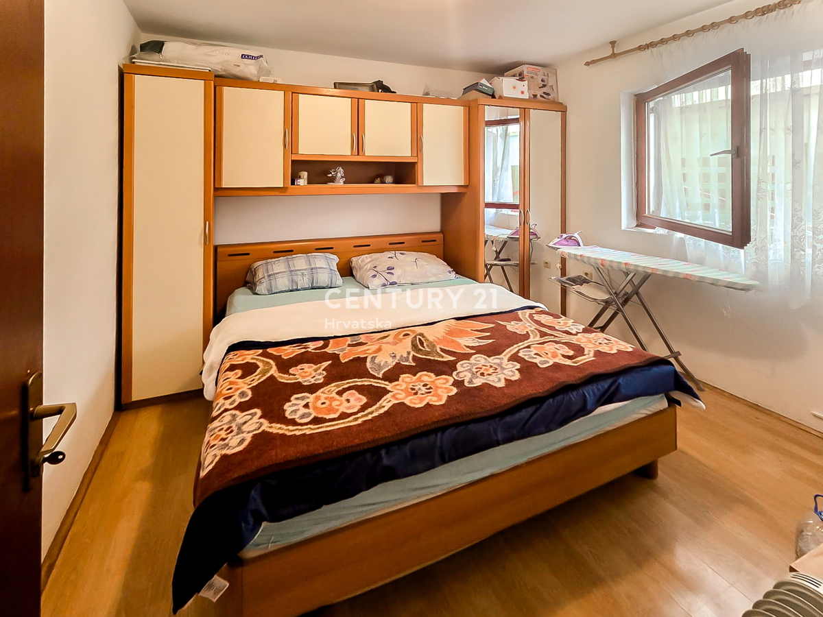 VIR, DVOJNA HIŠA Z DVORIŠČEM, 107 M2 (PRITLIČJE), DVE STANOVANJI, 300 M DO PLAŽE