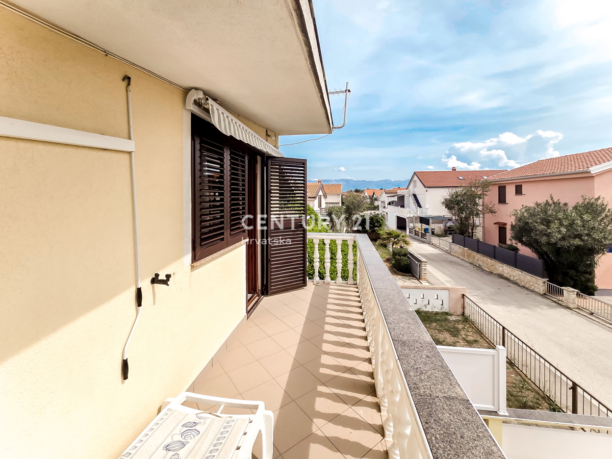 VIR, DVOJNA HIŠA Z DVORIŠČEM, 107 M2 (PRITLIČJE), DVE STANOVANJI, 300 M DO PLAŽE
