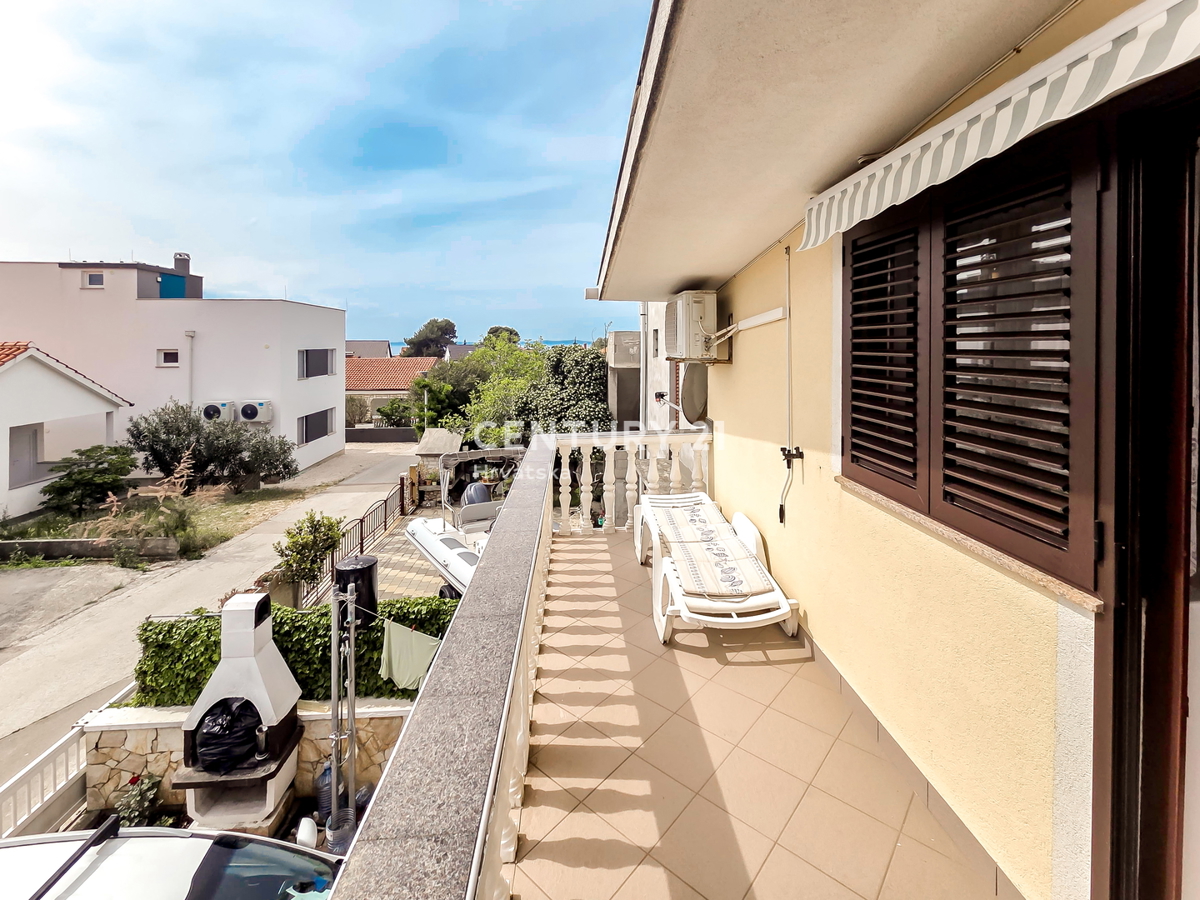 VIR, DVOJNA HIŠA Z DVORIŠČEM, 107 M2 (PRITLIČJE), DVE STANOVANJI, 300 M DO PLAŽE
