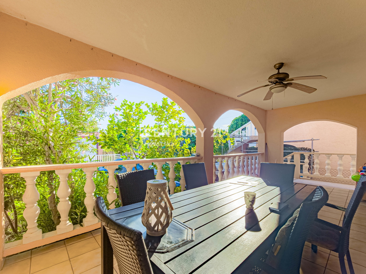 Vir, Bobovik: Hiša z dvema stanovanjema, dvoriščem, kletjo, shrambno prostorom - 135 m od morja