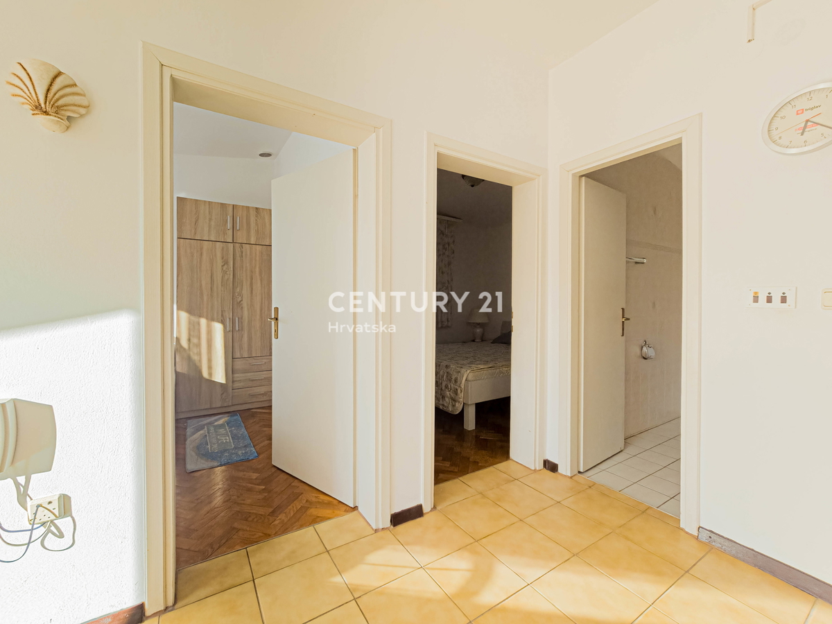 Vir, Bobovik: Hiša z dvema stanovanjema, dvoriščem, kletjo, shrambno prostorom - 135 m od morja