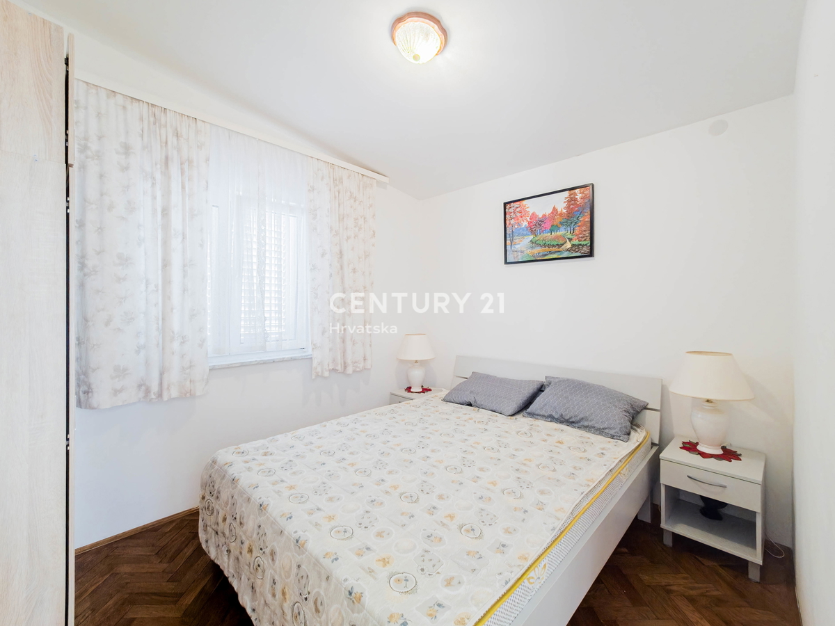 Vir, Bobovik: Hiša z dvema stanovanjema, dvoriščem, kletjo, shrambno prostorom - 135 m od morja