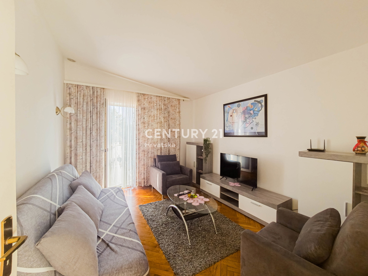 Vir, Bobovik: Hiša z dvema stanovanjema, dvoriščem, kletjo, shrambno prostorom - 135 m od morja